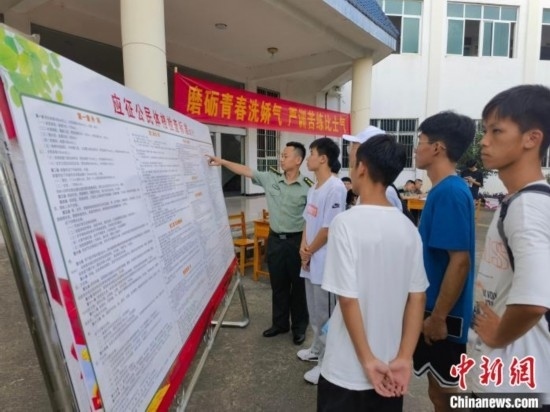 專武干部在講解應(yīng)征體檢標(biāo)準(zhǔn)。韋碩 攝