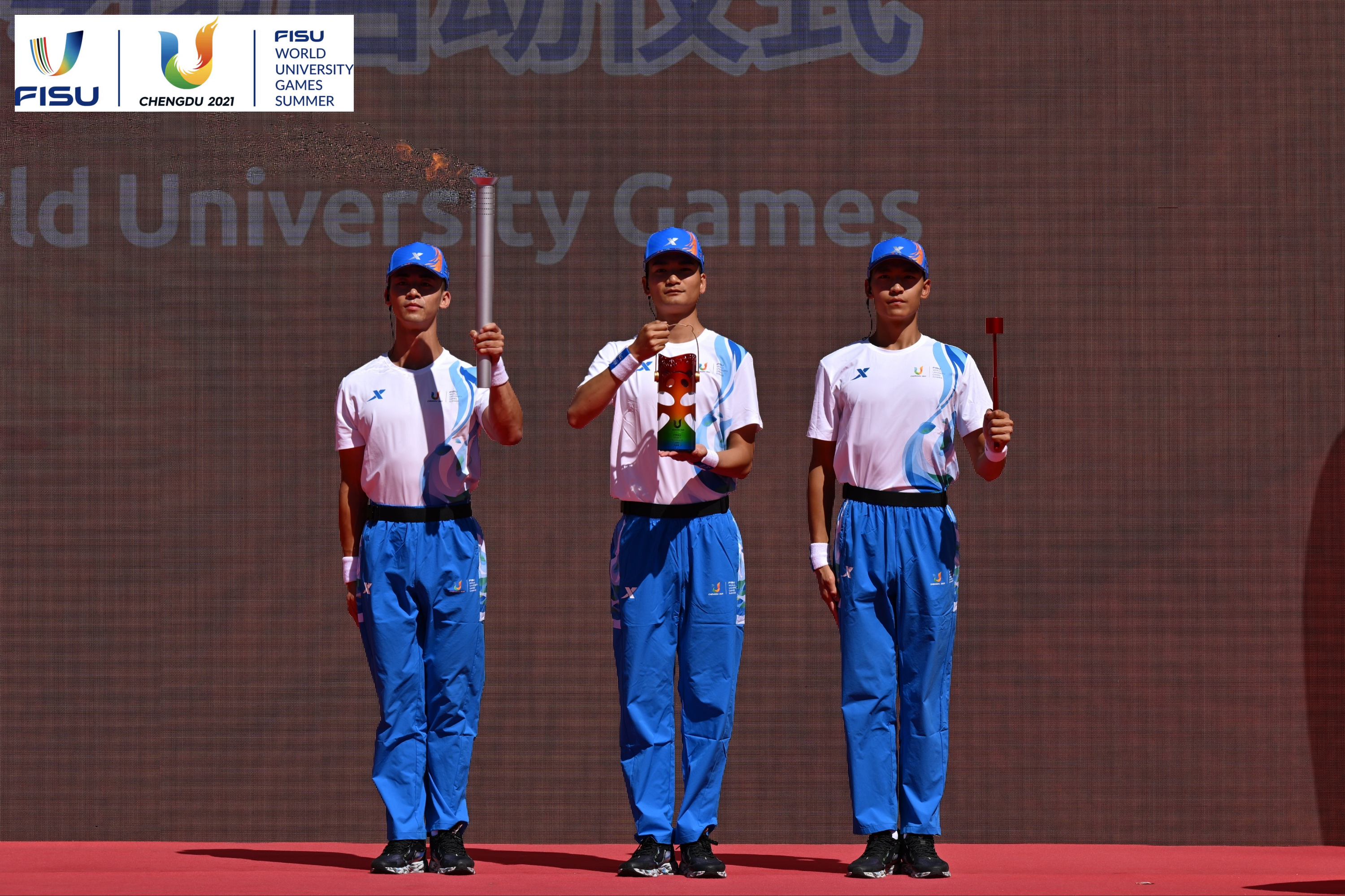 成都大運(yùn)會(huì)火種護(hù)衛(wèi)隊(duì)點(diǎn)燃大運(yùn)火炬。 圖片來(lái)源：成都大運(yùn)會(huì)執(zhí)委會(huì)供圖