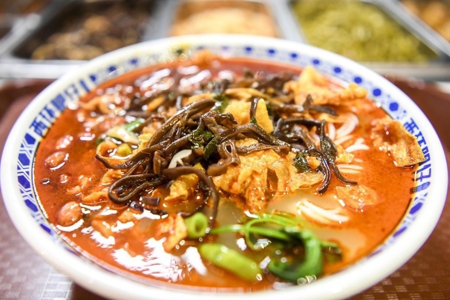 這是廣西柳州市街邊一家螺螄粉店制作的螺螄粉。新華社記者 曹祎銘 攝