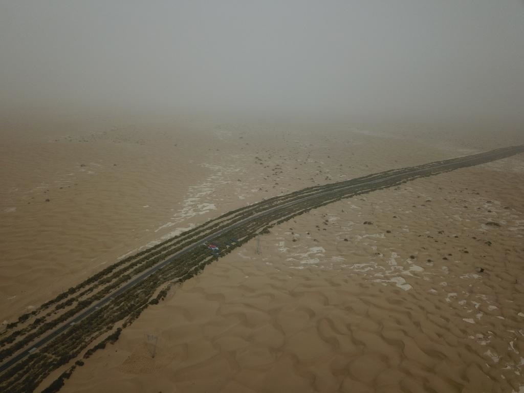 這是2019年8月12日拍攝的塔里木沙漠公路兩側(cè)的綠色屏障（無人機(jī)照片）。新華社記者宿傳義攝