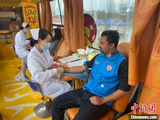 6月13日，在第20個世界獻血者日前夕，20名在贛留學生組團前往血站獻血。吳迪 攝