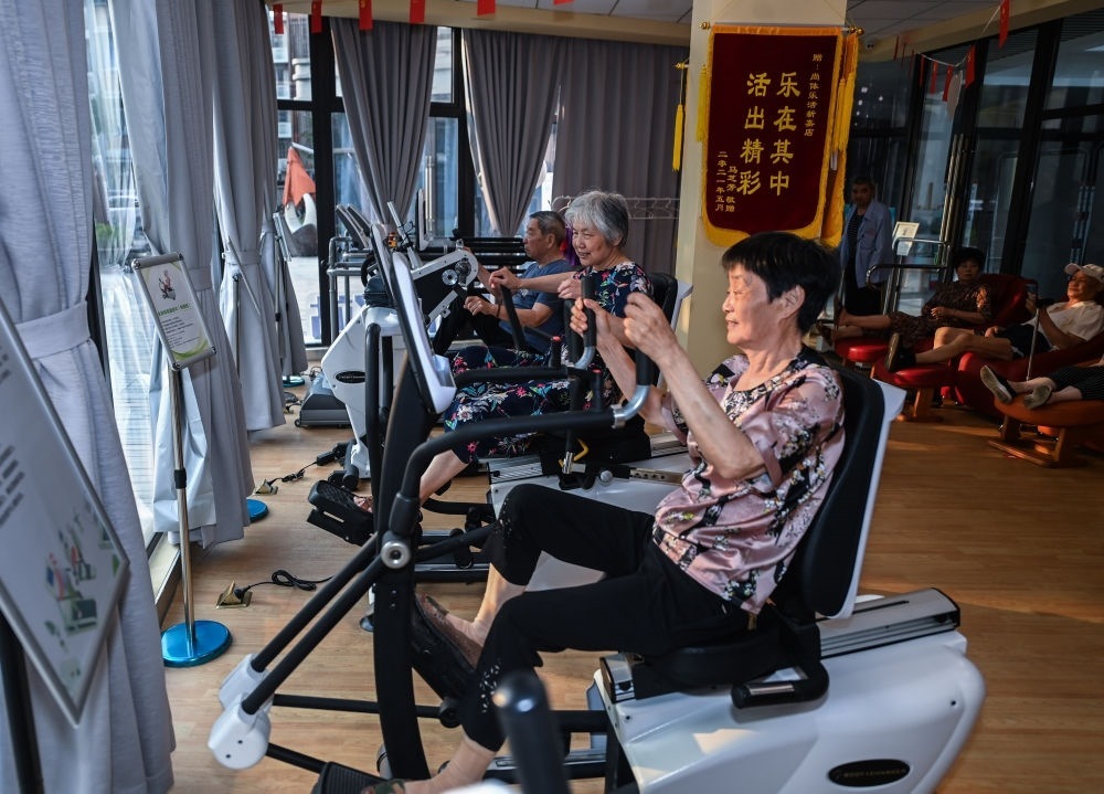 在浙江嘉興市南湖區(qū)新嘉街道電子社區(qū)鄰里中心的長者運(yùn)動健康之家內(nèi)，老人們在進(jìn)行器械鍛煉（2023年6月14日攝）。新華社記者 徐昱 攝