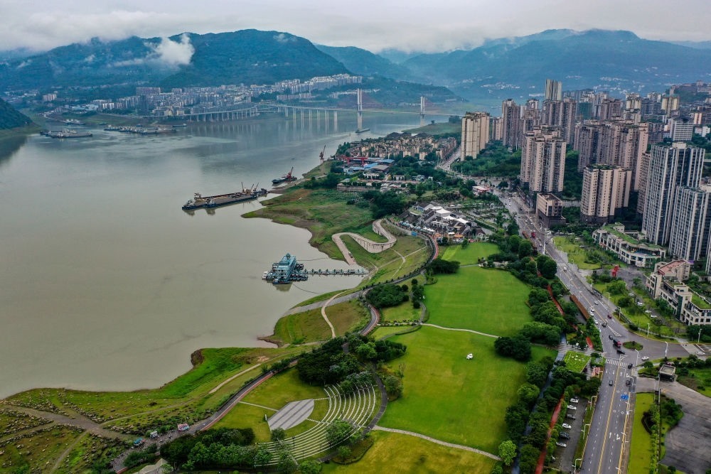這是2023年6月7日拍攝的位于重慶市云陽縣的云陽城區(qū)環(huán)湖綠道（無人機(jī)照片）。當(dāng)?shù)貙⑸鷳B(tài)治理與生態(tài)修復(fù)結(jié)合起來，兼顧城市旅游和運(yùn)動休閑等功能需要，打造環(huán)縣城兩江四岸33公里綠道。新華社記者 唐奕 攝
