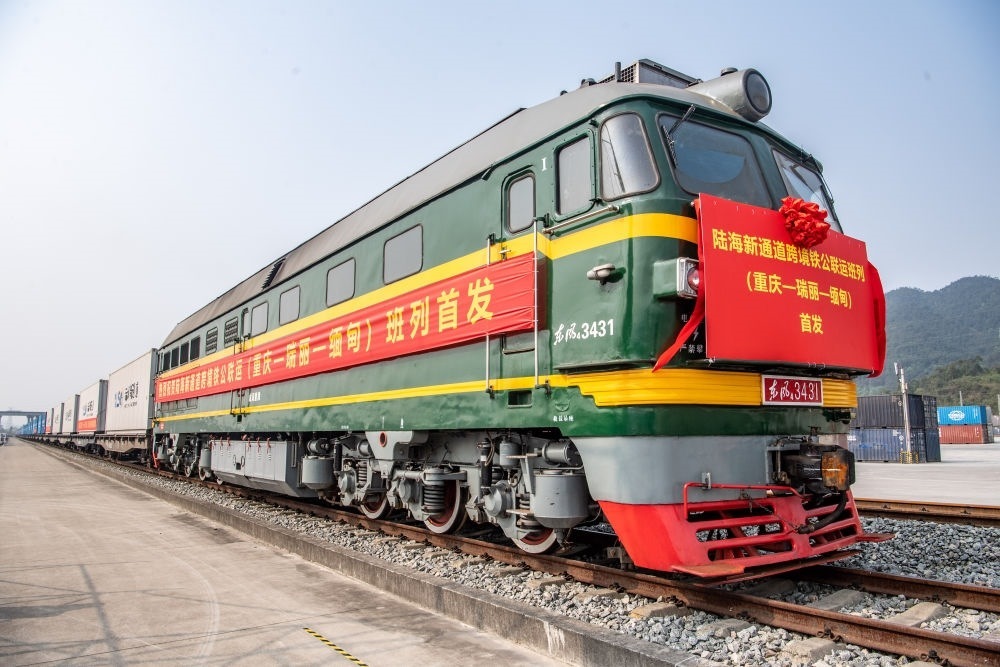 陸海新通道跨境鐵公聯(lián)運(yùn)班列（重慶—瑞麗—緬甸）首發(fā)班列在重慶江津小南埡鐵路物流中心等候發(fā)車（2023年4月3日攝）。新華社記者 唐奕 攝