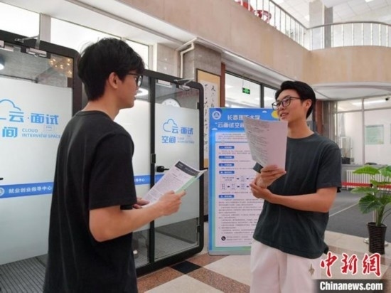 “云面試空間”吸引不少應屆畢業(yè)生前來體驗。劉棟 攝