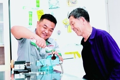 上流佳苑社區(qū)便民服務(wù)中心維修師傅李磊為社區(qū)居民提供服務(wù)。資料圖片