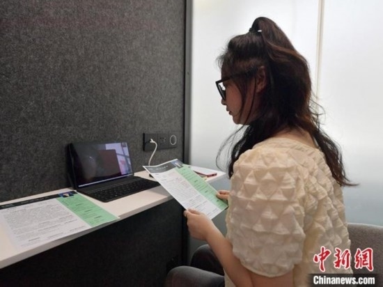 學生通過“云面試空間”進行求職面試。劉棟 攝