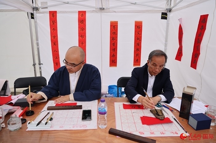 活動現(xiàn)場的中國書法展示。人民網(wǎng)記者 邢雪攝