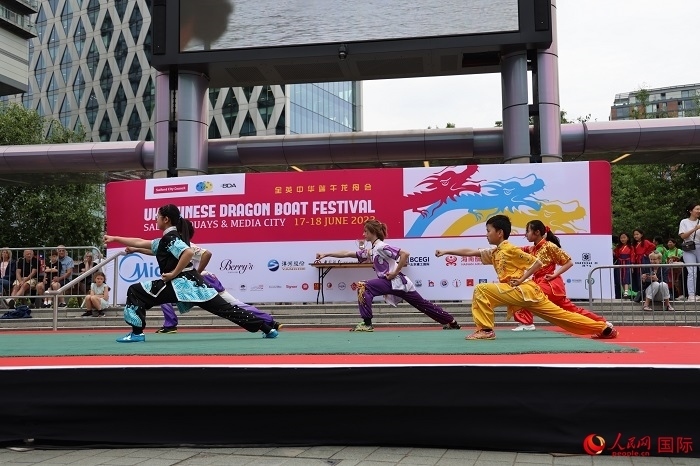 中華武術(shù)表演吸引了眾多英國觀眾。人民網(wǎng)記者 邢雪攝