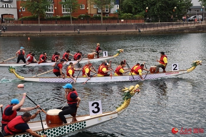 2023全英中華端午龍舟會比賽現(xiàn)場，幾支隊(duì)伍你追我趕。人民網(wǎng)記者 邢雪攝