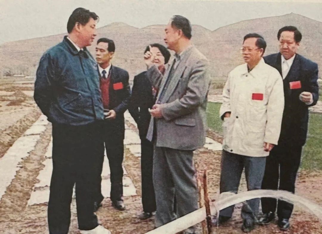 △1997年4月20日，習(xí)近平在寧夏固原市隆德縣調(diào)研。