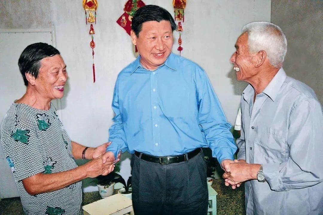 △2006年9月21日，習(xí)近平在浙江省舟山市普陀區(qū)東極鎮(zhèn)看望當(dāng)?shù)貪O民。