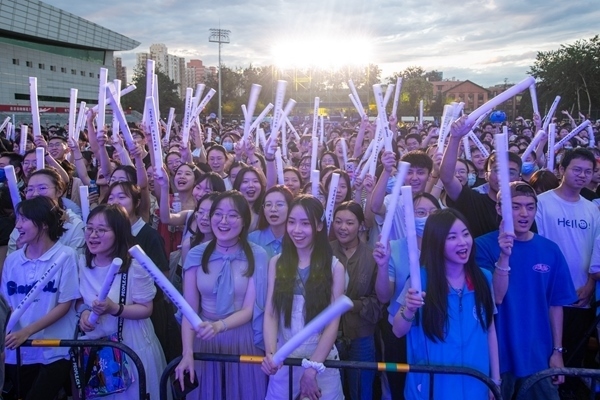 場下觀眾十分熱情。人民網(wǎng)記者 翁奇羽攝