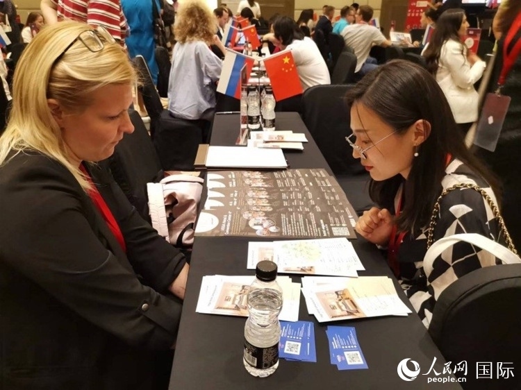 中俄旅游行業(yè)代表在北京路演活動(dòng)現(xiàn)場面對面溝通。人民網(wǎng)記者 楊倩攝
