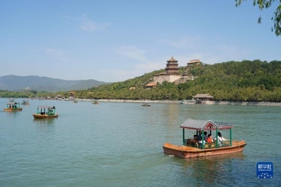6月22日，游人在北京頤和園乘坐游船。新華社記者 任超 攝