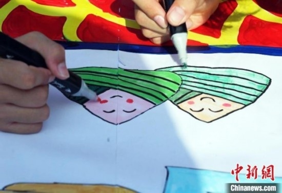 圖為長卷繪畫現(xiàn)場(chǎng)。 興業(yè)縣融媒體中心供圖