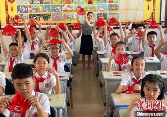 圖為學(xué)生們展示剪紙作品。 興業(yè)縣融媒體中心供圖