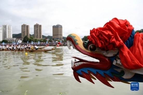 6月23日，在貴州省黔東南苗族侗族自治州施秉縣舉行的獨(dú)木龍舟節(jié)上，獨(dú)木龍舟進(jìn)行比賽。