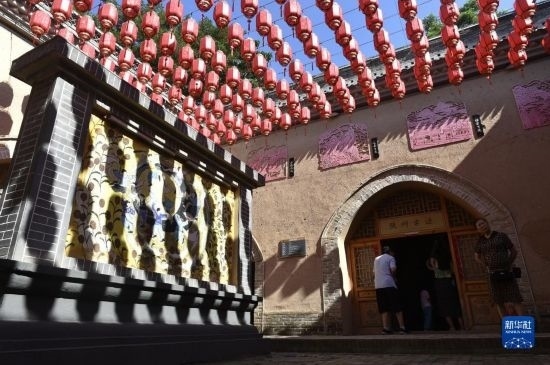 6月23日，游人在三門峽市陜州地坑院景區(qū)內(nèi)游覽。