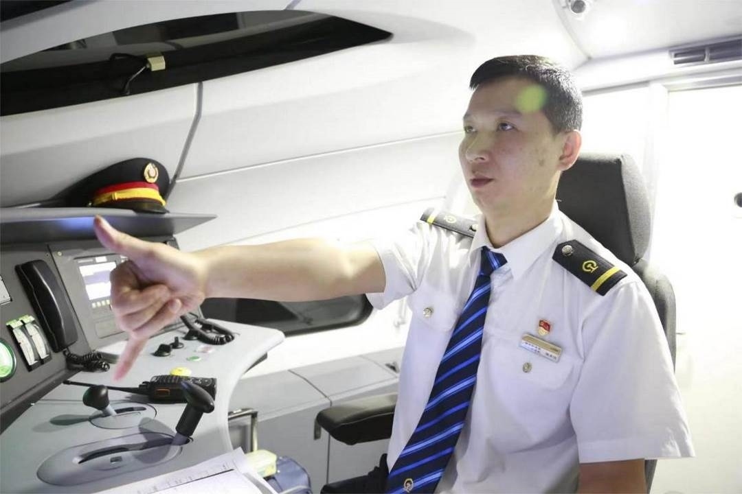 陳承儀駕駛動(dòng)車組列車執(zhí)行標(biāo)準(zhǔn)作業(yè)。陳巍攝