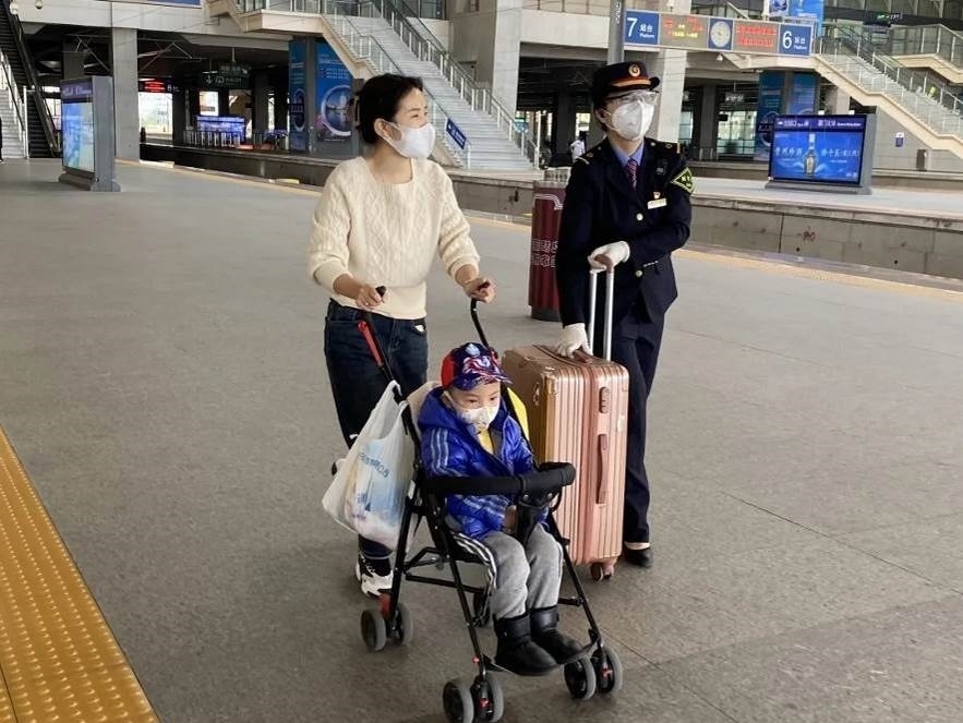 鄭海珠在站臺(tái)上引導(dǎo)旅客乘車。南昌鐵路供圖