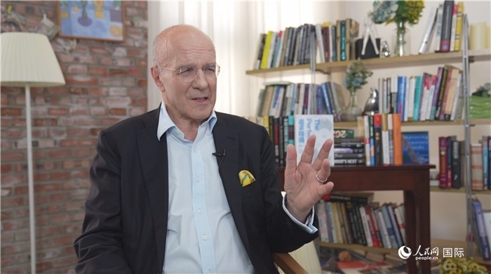 西蒙·溫切斯特接受人民網(wǎng)采訪。人民網(wǎng)記者 劉寧攝