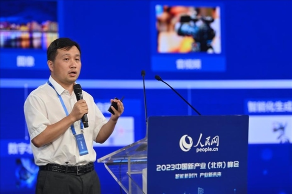 人民中科研究院院長(zhǎng)、首席科學(xué)家李兵發(fā)表主旨演講。人民網(wǎng)記者 于凱攝