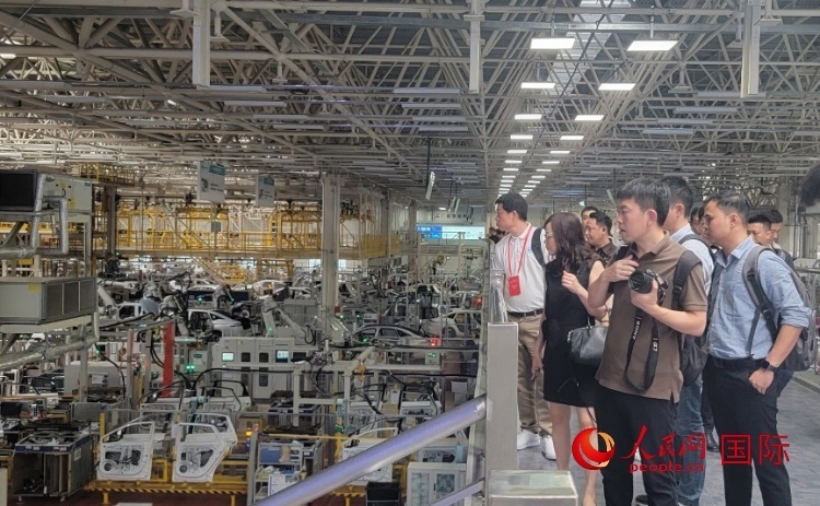 外媒記者在廣汽埃安車間參觀。人民網(wǎng) 寧玉瑛攝