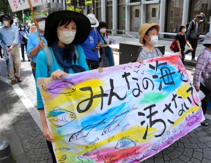 2023年6月20日，日本民眾在福島縣政府周圍舉行抗議活動(dòng)，強(qiáng)烈反對(duì)核污水排海計(jì)劃，呼吁保護(hù)漁業(yè)資源。圖片來(lái)源：《朝日新聞》