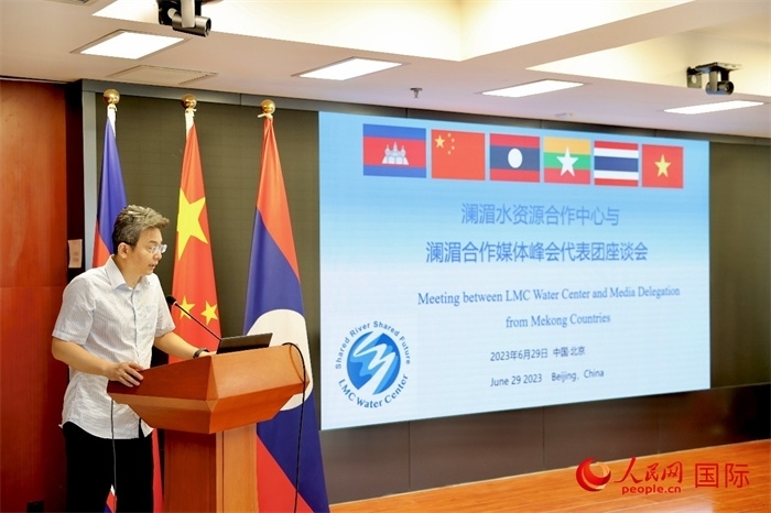 由瀾湄六國有關(guān)部門及主流媒體等組成的采訪團與中方代表在瀾湄水資源合作中心舉行座談會。水利部國際合作與科技司副司長、一級巡視員、瀾湄水資源合作聯(lián)合工作組中方組長李戈發(fā)表講話。（人民網(wǎng) 李世奇攝）
