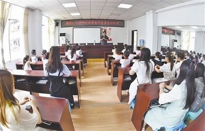  圖②：法院干警向參加活動的學生和家長講解暑假安全教育知識。