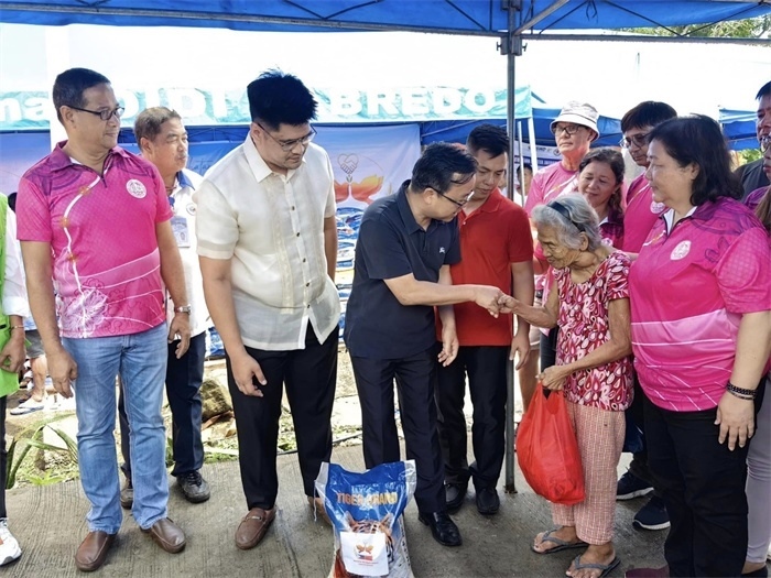 中國駐菲律賓大使館向部分馬榮火山受災(zāi)家庭分發(fā)賑災(zāi)物資。中國駐菲律賓大使館供圖