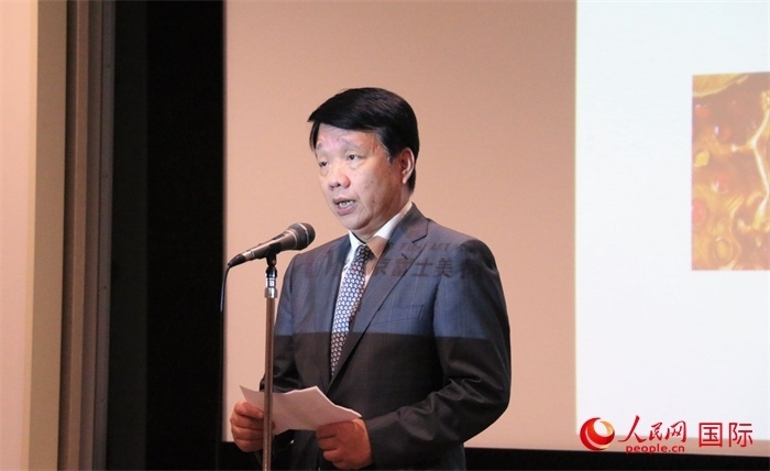中國(guó)駐日本大使館文化處公使銜參贊致辭。（人民網(wǎng) 許可攝）