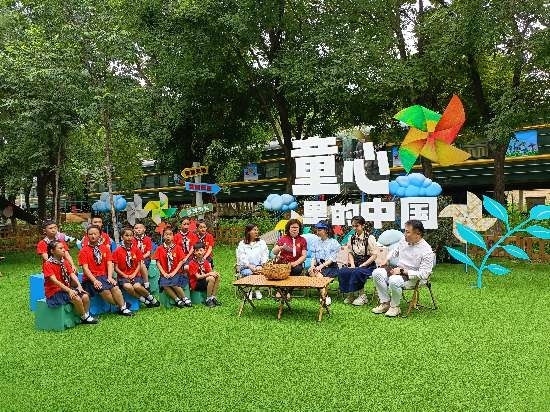 文縣東壩童聲合唱團的孩子們在央視大風(fēng)車基地錄制節(jié)目。