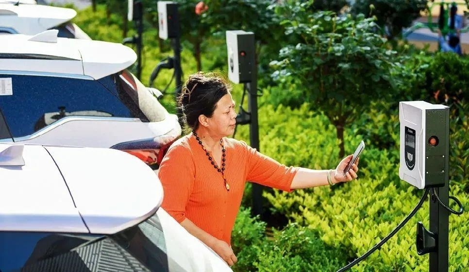 2023年5月24日，山東省膠州市新立街小區(qū)內(nèi)一位居民使用電動(dòng)汽車充電樁掃碼充電。該小區(qū)加裝各類智慧設(shè)備，打造“智慧社區(qū)”，為居民生活帶來便利。