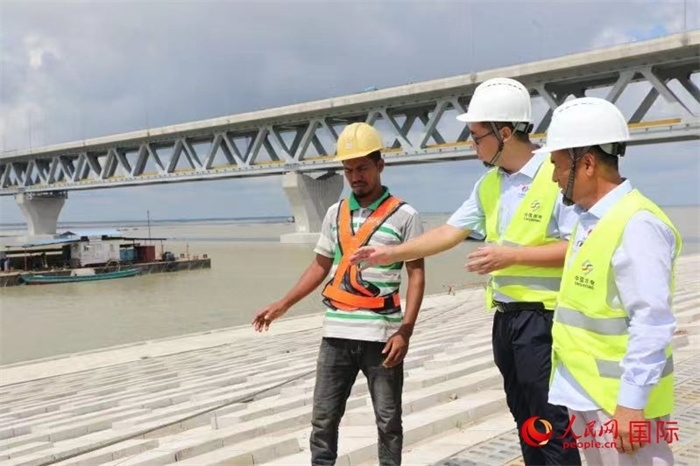 孟加拉國(guó)帕德瑪大橋河道整治工程北岸整治區(qū)域長(zhǎng)1.5千米，南岸長(zhǎng)11.5千米，是目前世界上規(guī)模最大的河道整治工程。人民網(wǎng)記者 孫廣勇攝