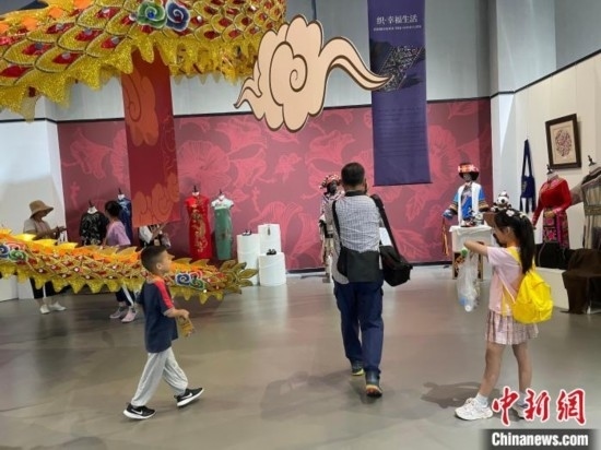 市民參觀展覽。祝歡 攝