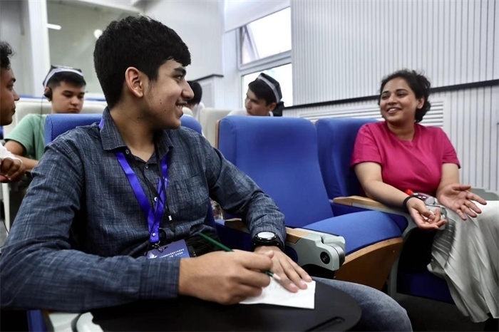 “上合小記者”在中國傳媒大學(xué)外語學(xué)院采訪留學(xué)生。中新社供圖