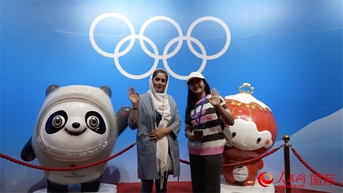 “上合小記者”與2022北京冬奧會吉祥物合影。實(shí)習(xí)生 方明軒攝
