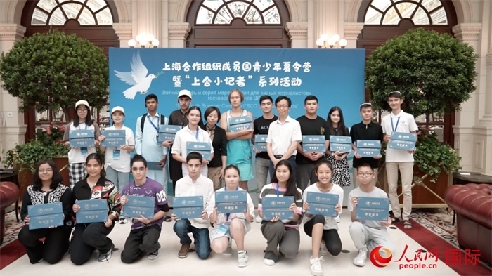 主辦單位為“上合小記者”頒發(fā)證書。實(shí)習(xí)生 方明軒攝