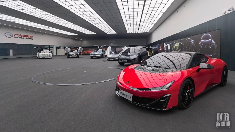 今年4月，習(xí)近平考察廣汽埃安新能源汽車股份有限公司，了解企業(yè)推動(dòng)制造業(yè)高端化、智能化、綠色化等情況。（總臺(tái)央視記者石丞拍攝）