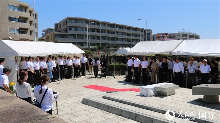 參加紀(jì)念活動者全體起立默禱。人民網(wǎng) 許可攝