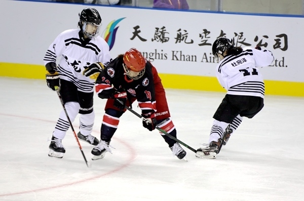上海隊田博雅(中)與黑龍江隊杜宛澤爭搶。人民網(wǎng)記者 胡雪蓉攝