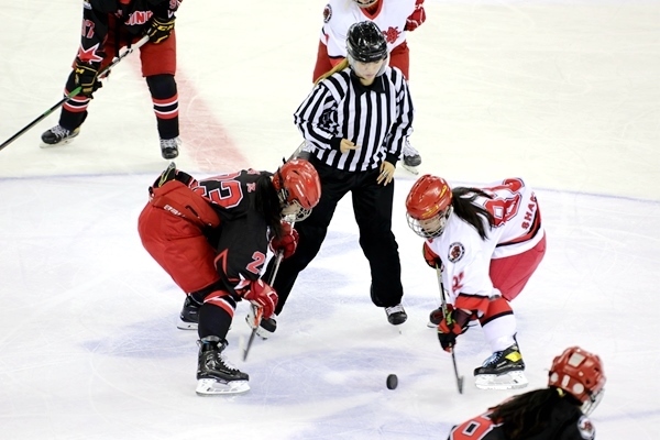 北京隊球員呂悅(左)與上海隊球員黃滟爭球。人民網(wǎng)記者 胡雪蓉攝