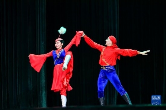 7月21日，哈薩克斯坦薩爾塔納國家舞蹈團(tuán)的演員在演出。