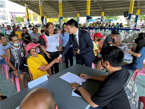 中方與菲方一道將中國援菲化肥分發(fā)至菲農(nóng)戶手中。中國駐菲律賓大使館供圖