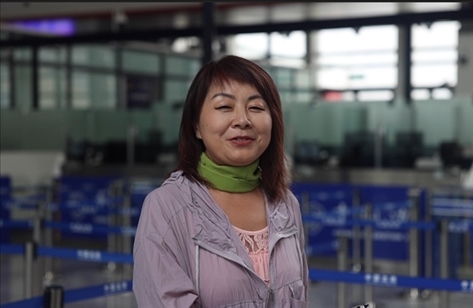 7月22日，曾經(jīng)在老撾瑯勃拉邦工作過(guò)3年的加拿大華僑孫月玲乘坐中老鐵路國(guó)際旅客列車(chē)從中國(guó)出境。衛(wèi)海林 攝