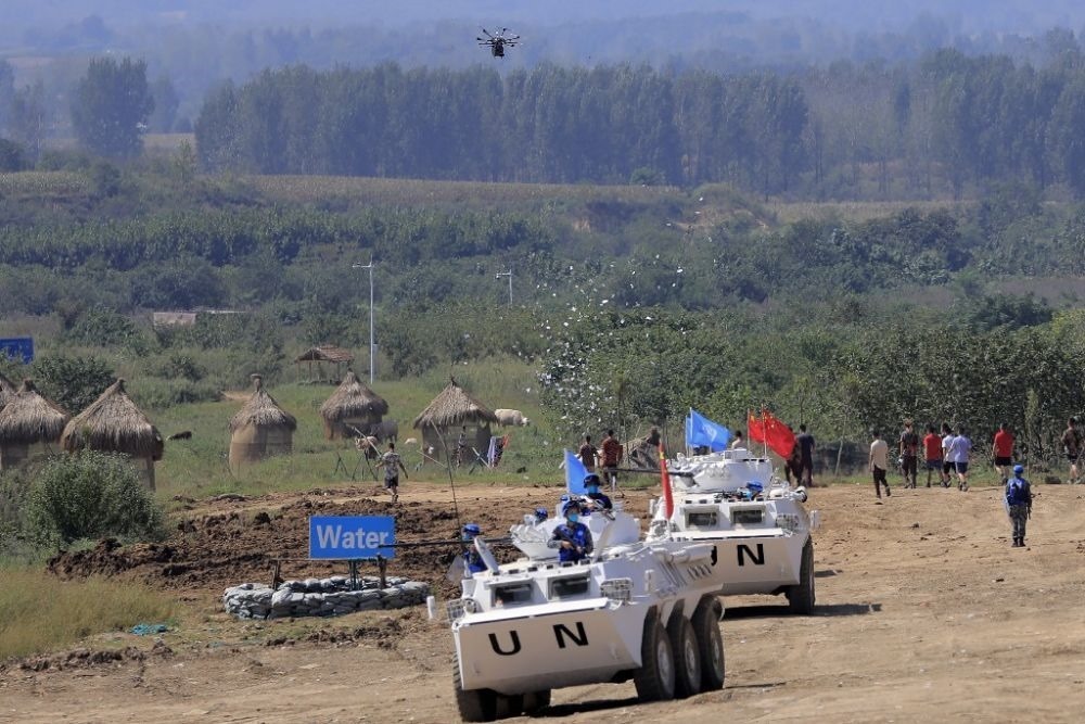 ↑2021年9月15日，在“共同命運(yùn)-2021”國(guó)際維和實(shí)兵演習(xí)綜合演練中，維和分隊(duì)采用無(wú)人機(jī)拋撒傳單宣傳和平理念。新華社記者 劉芳 攝