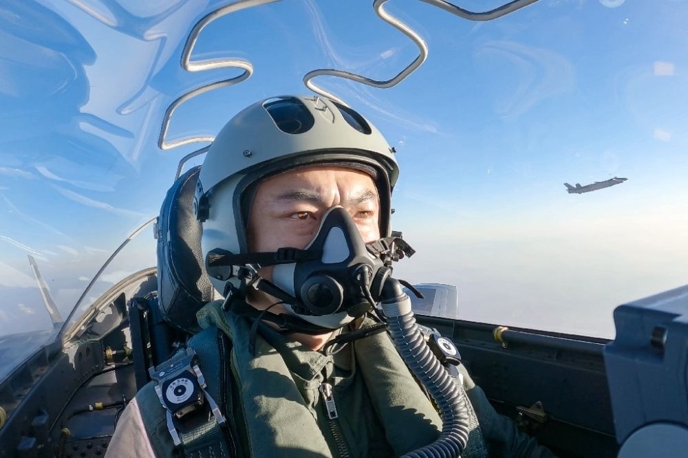 ↑全國(guó)人大代表、“強(qiáng)軍先鋒飛行大隊(duì)”大隊(duì)長(zhǎng)高中強(qiáng)進(jìn)行編隊(duì)飛行訓(xùn)練（2023年2月9日攝）。新華社發(fā)（姜皓元 攝）