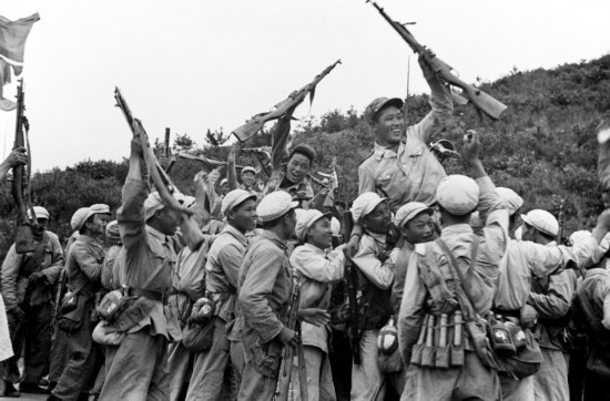  這是中國人民志愿軍和朝鮮人民軍一起歡慶戰(zhàn)斗勝利。新華社發(fā)（資料照片）